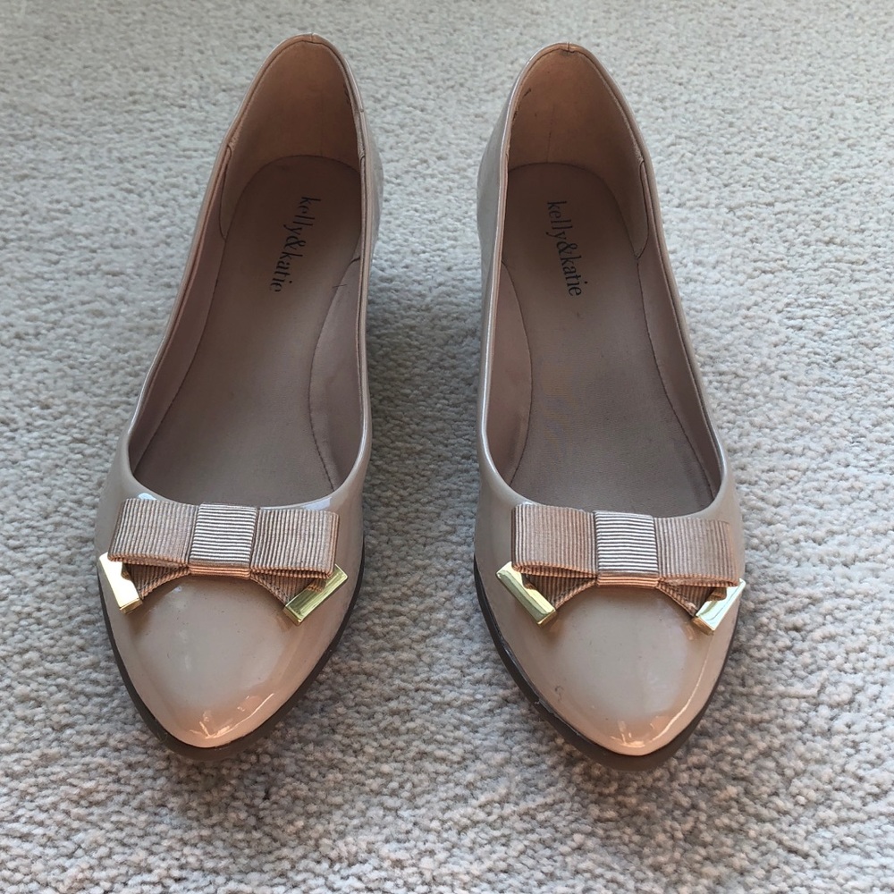 Kelly & Katie Nude Patent bow detail 8.5 wedges